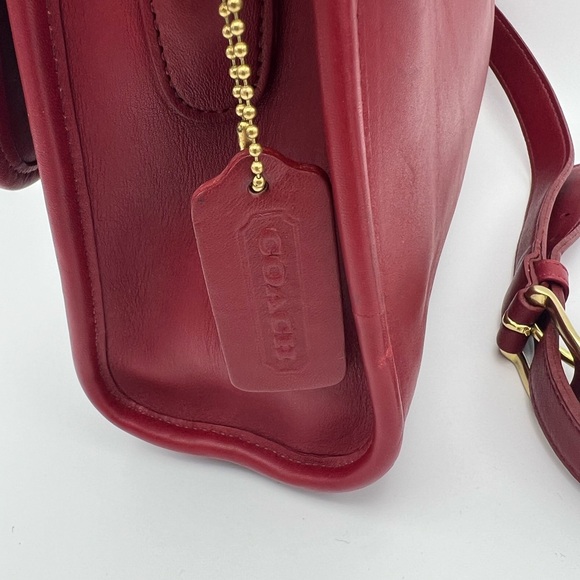 Elegant Vintage Red Leather Coach Court Shoulder Bag - Picture 9 of 15